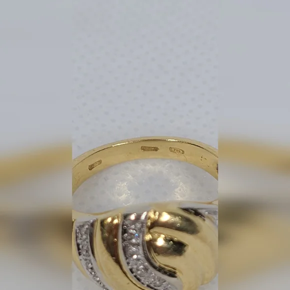 18k Yellow Gold with white gold diamond accent size 7